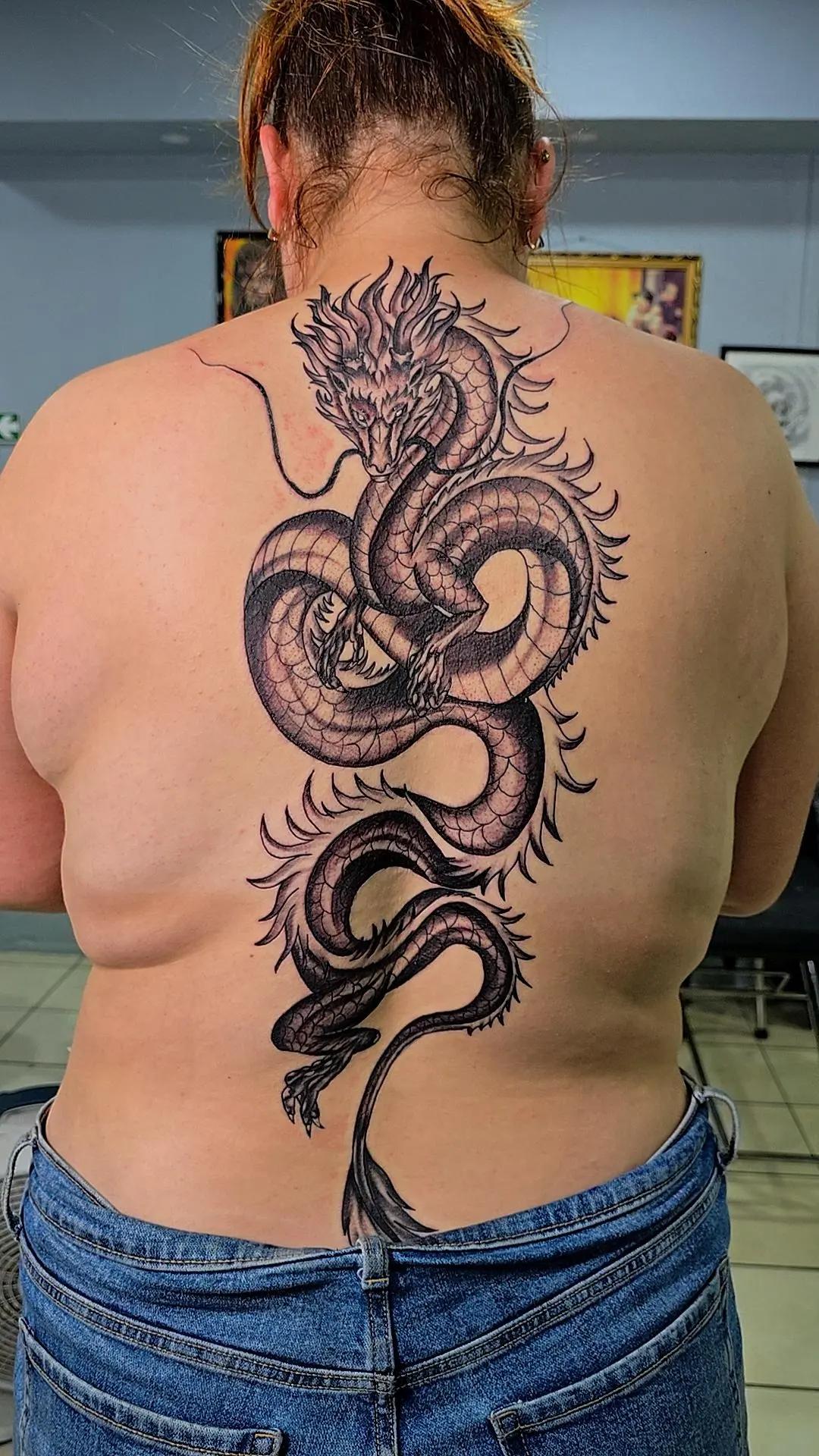 Tatuaje dragón japonés en espalda