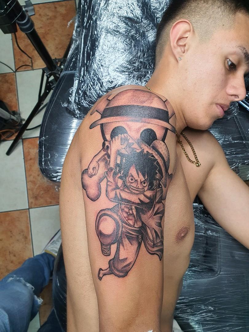 Tatuaje anime Luffy en hombro