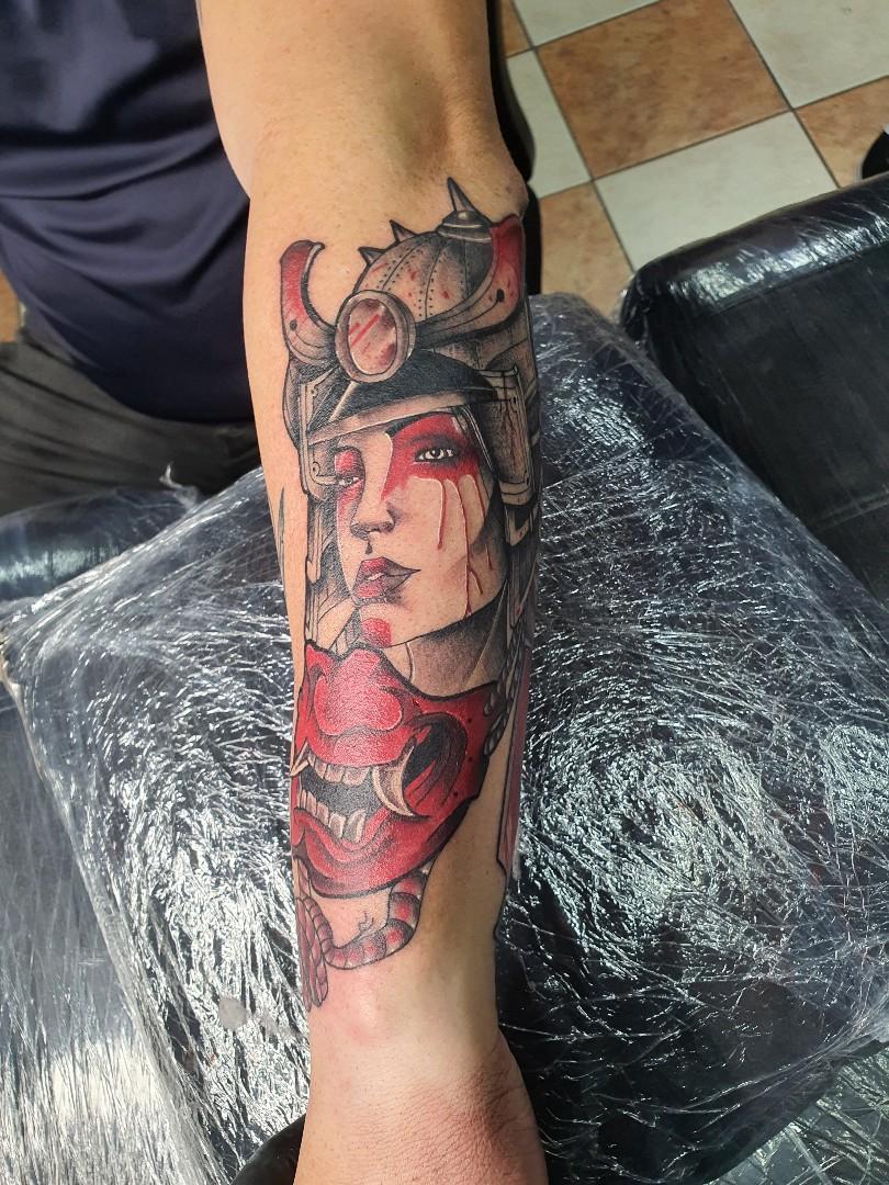 Tatuaje samurai mujer en antebrazo